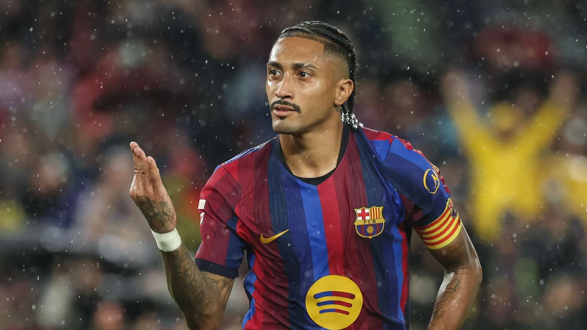 رافينيا لاعب برشلونة يرتدي شارة القيادة ويحتفل خلال مباراة تعكس انطلاقة تاريخية للفريق تحت قيادة هانسي فليك.