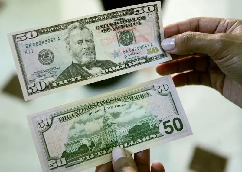 صورة لورقة نقدية من فئة 50 دولارًا تحمل صورة الجنرال الأمريكي يوليسيس غرانت، مع التركيز على تصميم العملة وتفاصيلها.