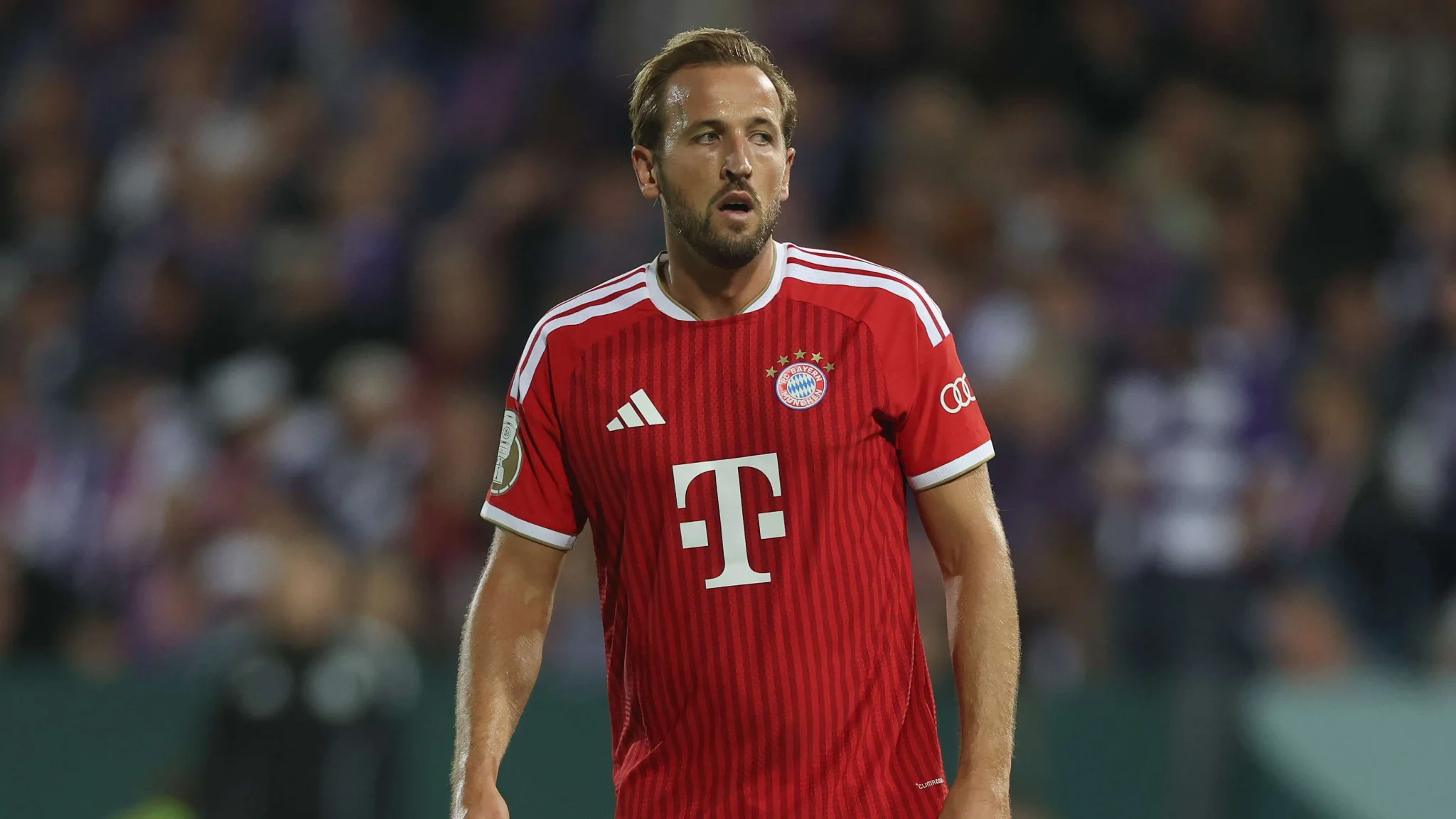 هاري كين لاعب بايرن ميونيخ يرتدي القميص الأحمر خلال مباراة في الدوري الألماني، بعد موسم استثنائي سجل فيه 73 هدفاً.