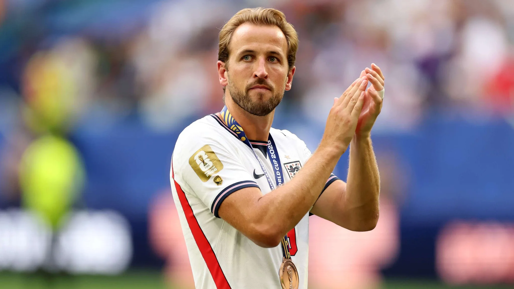 هاري كين لاعب بايرن ميونخ ومنتخب إنجلترا يصفق مرتدياً ميدالية، مع ترشيحه لجائزة الكرة الذهبية لموسم 2025-2026.