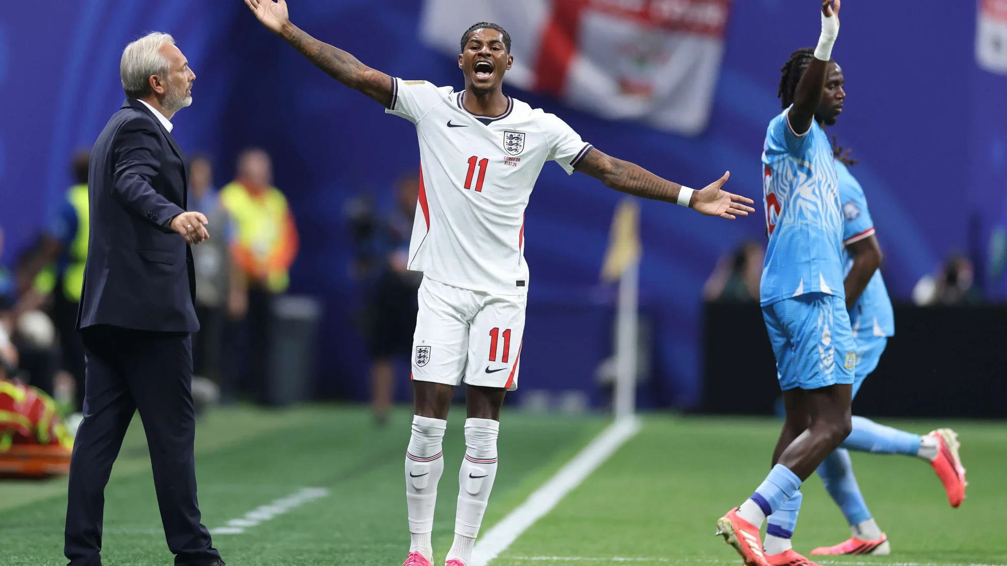 لاعب منتخب إنجلترا ماركوس راشفورد يرفع يديه مع مدرب توماس توخيل أثناء مباراة كأس العالم ضد الكونغو الديمقراطية، في لحظة توتر على أرض الملعب.