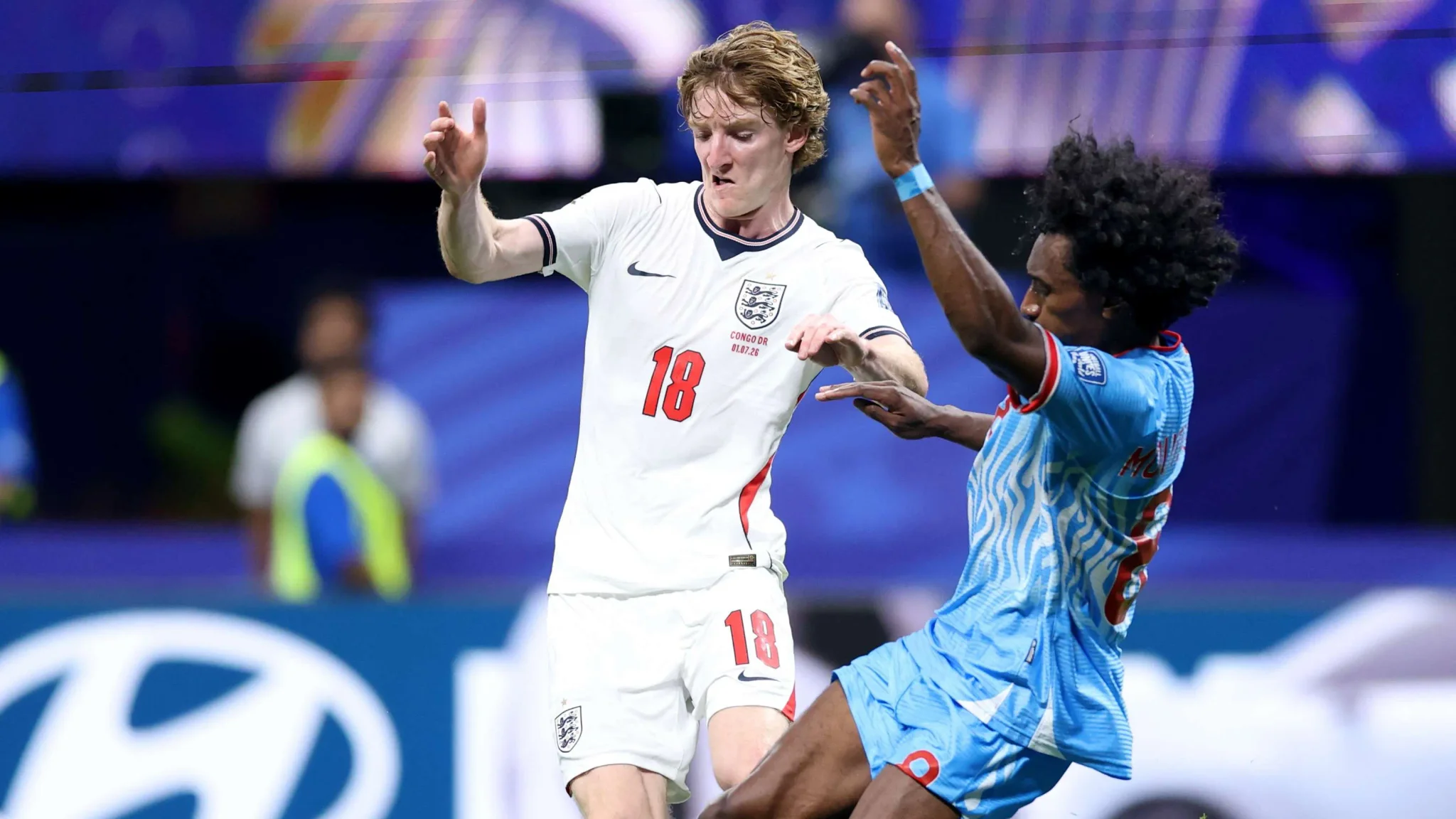 لاعب من منتخب الكونغو الديمقراطية يحاول إبعاد الكرة تحت ضغط لاعب إنجليزي خلال مباراة كأس العالم تحت 20 سنة.