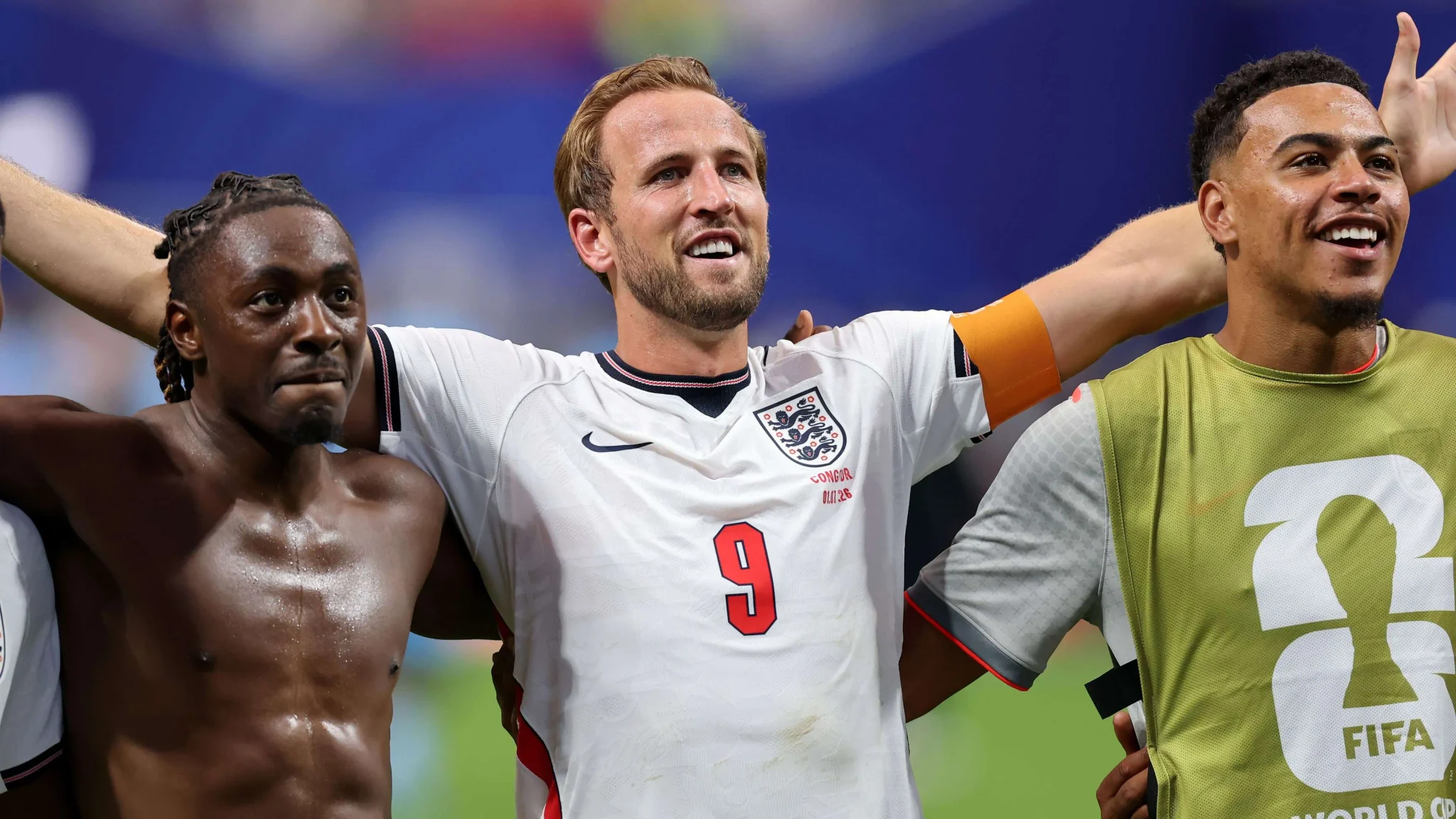 هاري كين يحتفل مع زملائه بعد تسجيل هدفين حاسمين لإنجلترا في مباراة كأس العالم، معبرة عن قوة الفريق رغم التحديات.