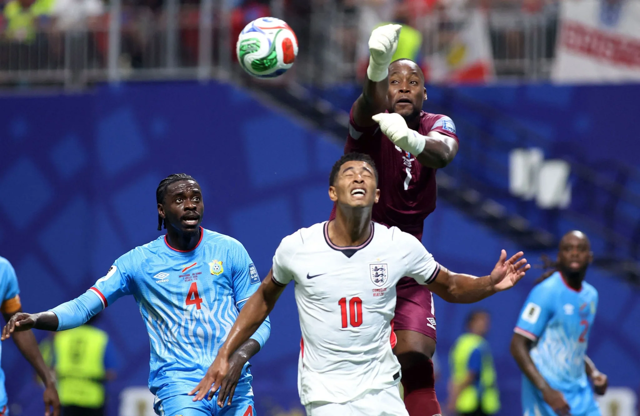 حارس منتخب الكونغو يقفز لالتقاط الكرة في مواجهة لاعب إنجلترا رقم 10 خلال مباراة كأس العالم 2026 بين إنجلترا والكونغو.