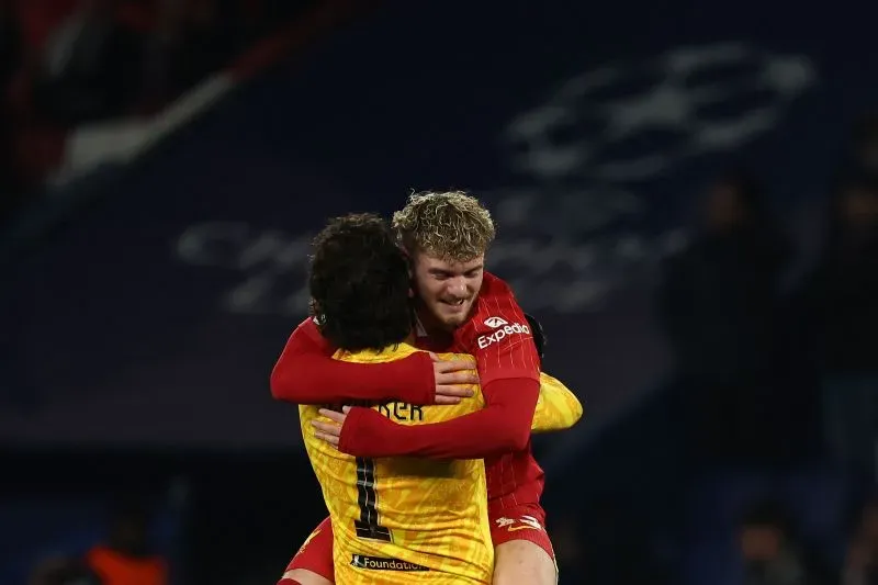 احتفال حار بين لاعبي ليفربول بعد الفوز 1-0 على باريس سان جيرمان في دوري أبطال أوروبا، مع التركيز على حارس المرمى أليسون.