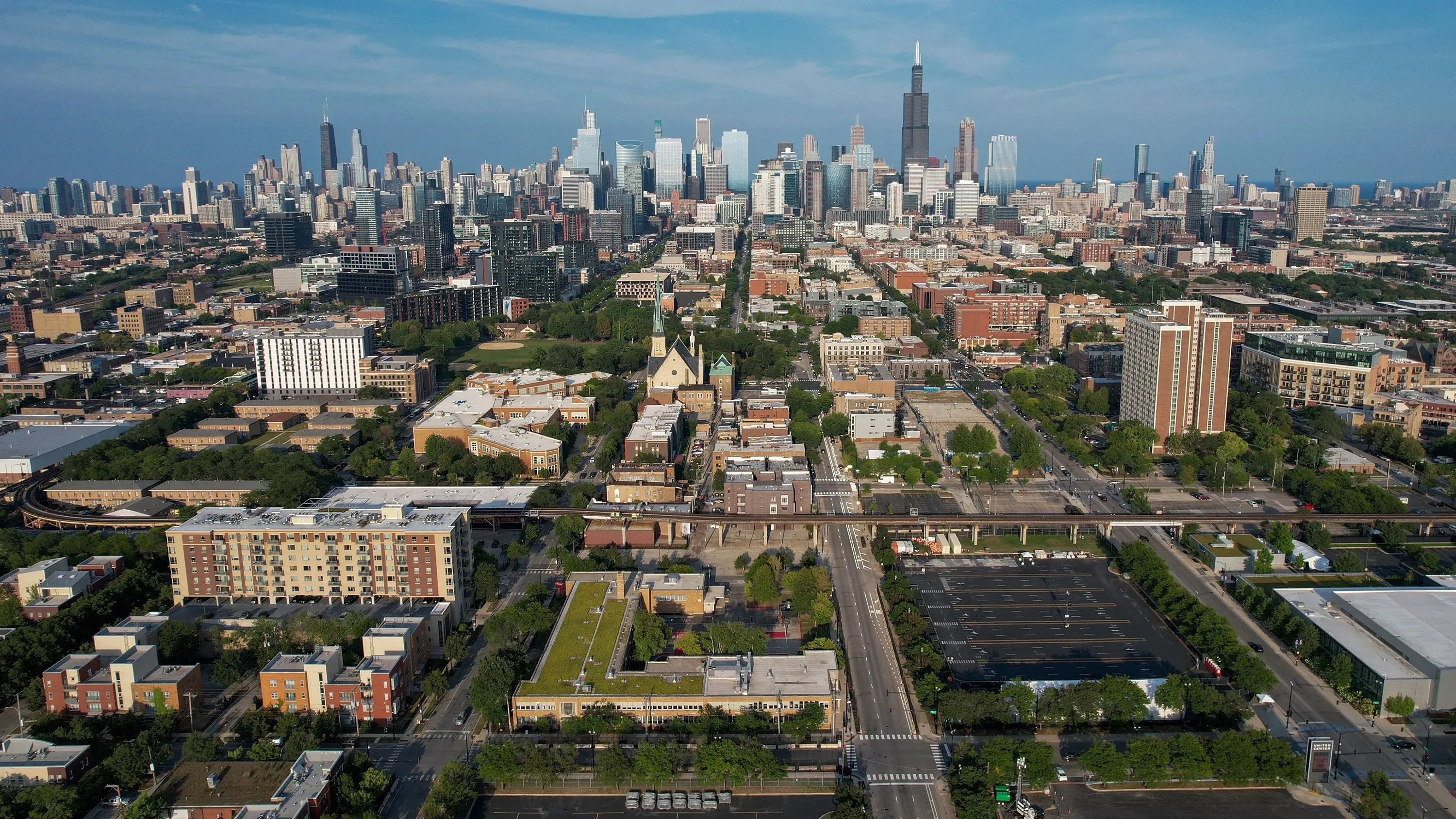 مدينة شيكاغو تعكس حدودها الحضرية مع ناطحات السحاب وخطوط السكك الحديدية، مع التركيز على تأثير الهجرة على الصناعات المحلية.