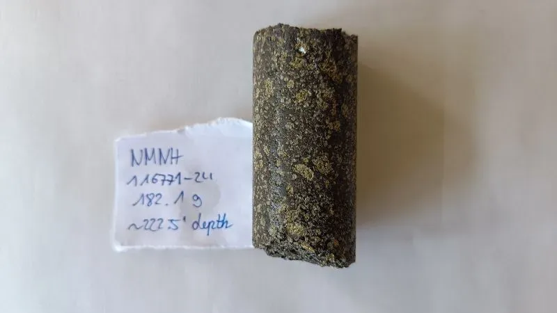 عينة من الصخور البازلتية من هاواي، تُظهر تفاصيل دقيقة تشير إلى تسرب المعادن الثمينة من لب الأرض إلى السطح.