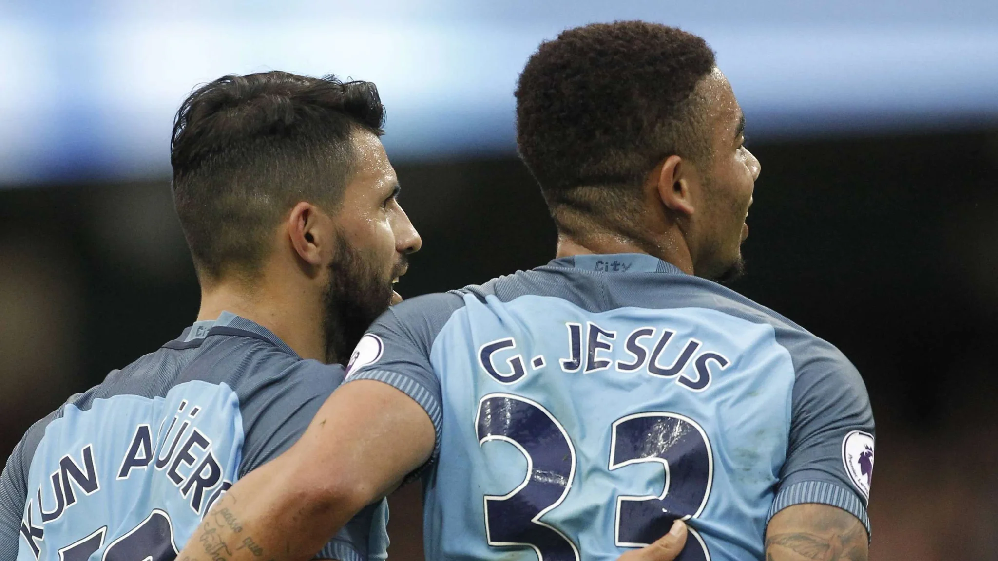 لاعبا كرة قدم سيرجيو أغويرو وجابرييل جيسوس يحتفلان معًا خلال مباراة في الدوري الإنجليزي الممتاز قبل انتقال جيسوس إلى برشلونة.