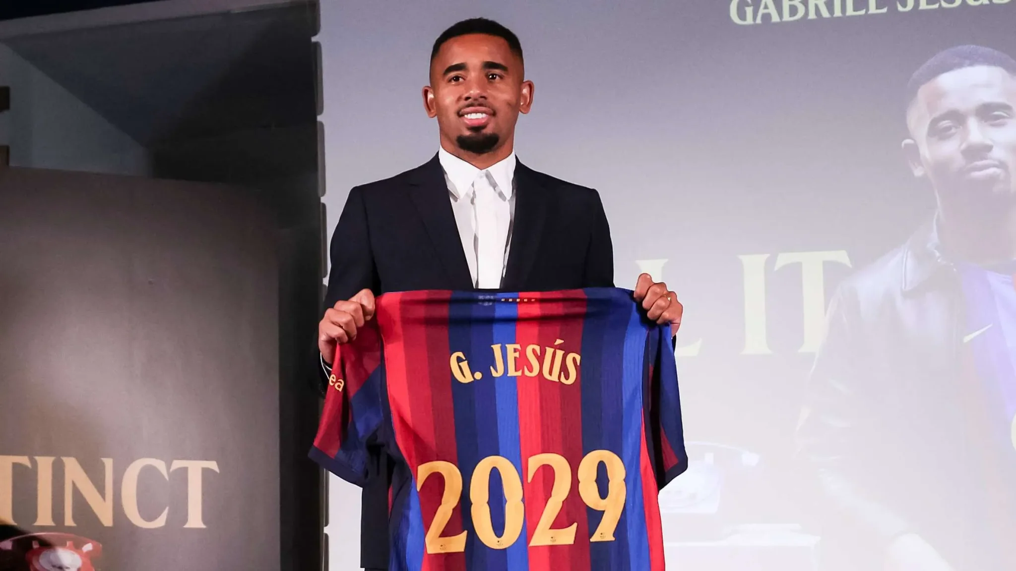جابرييل جيسوس يحمل قميص برشلونة مع عقد حتى 2029 بعد انتقاله من أرسنال لتعزيز هجوم الفريق في الدوري الإسباني.