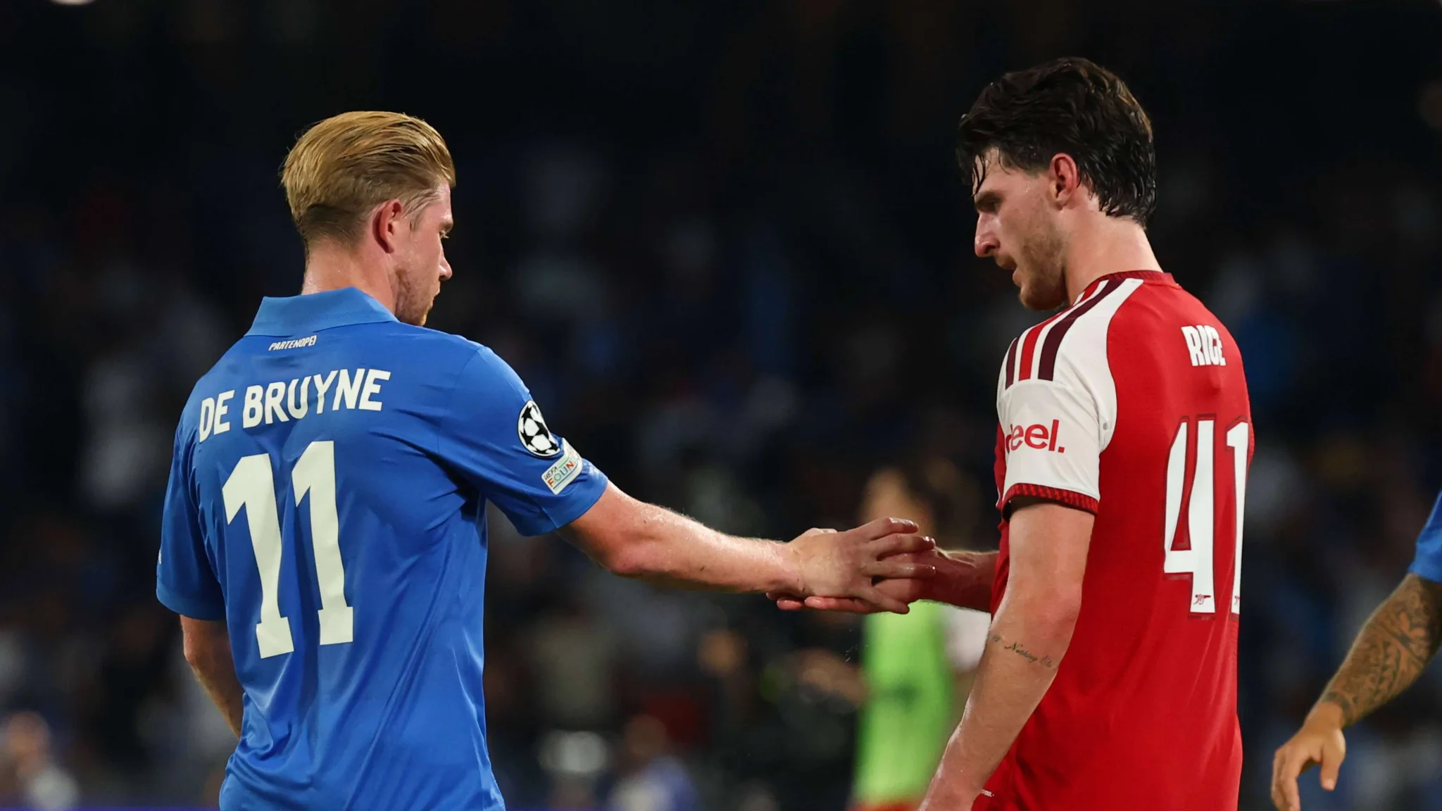 كيفن دي بروين لاعب نابولي يصافح ديكلان رايس لاعب أرسنال بعد مباراة دوري أبطال أوروبا بين الفريقين في استاد دييغو أرماندو مارادونا.