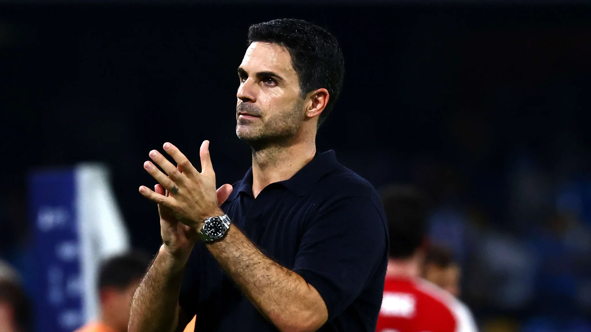 ميكيل أرتيتا مدرب أرسنال يصفق بحماس بعد فوز فريقه على نابولي في دوري أبطال أوروبا على ملعب دييغو أرماندو مارادونا.