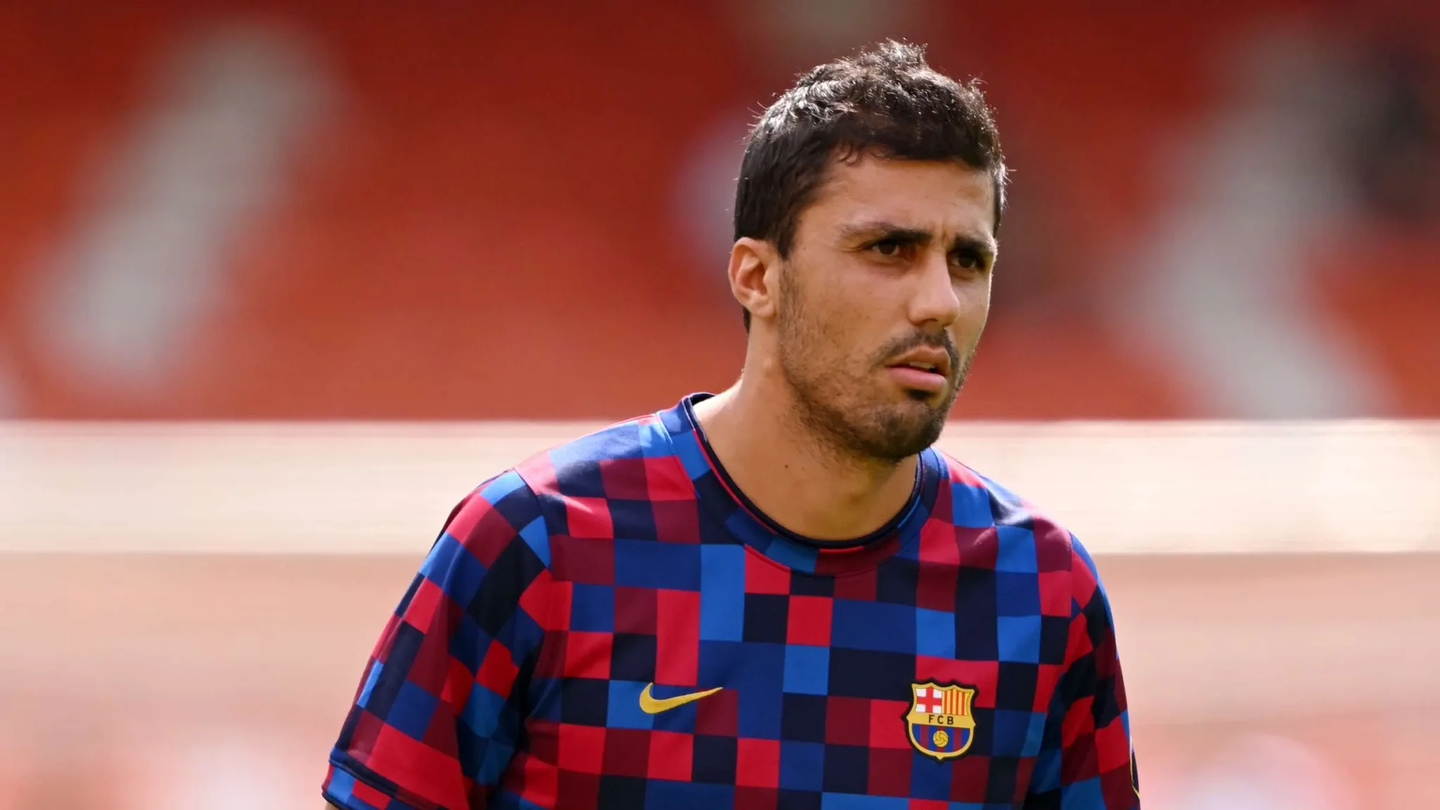 لاعب برشلونة رودري يرتدي قميص تدريب النادي استعدادًا لموسم جديد يعيد تعريف دور المهاجم في الفريق تحت قيادة فليك.