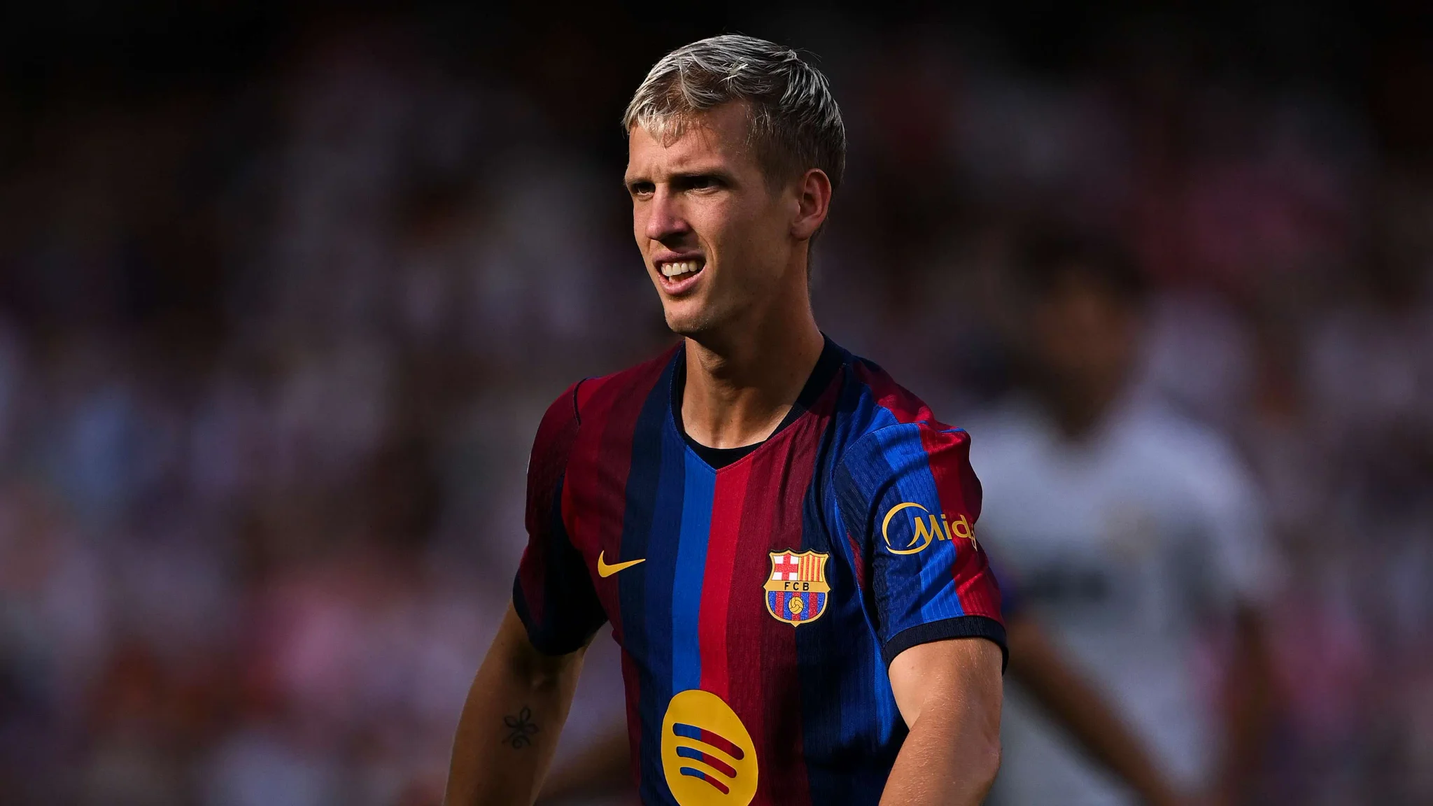 لاعب برشلونة يرتدي القميص الرسمي للفريق خلال مباراة، مع التركيز على التحديات التكتيكية بعد رحيل ليفاندوفسكي وتعزيزات فليك الهجومية.
