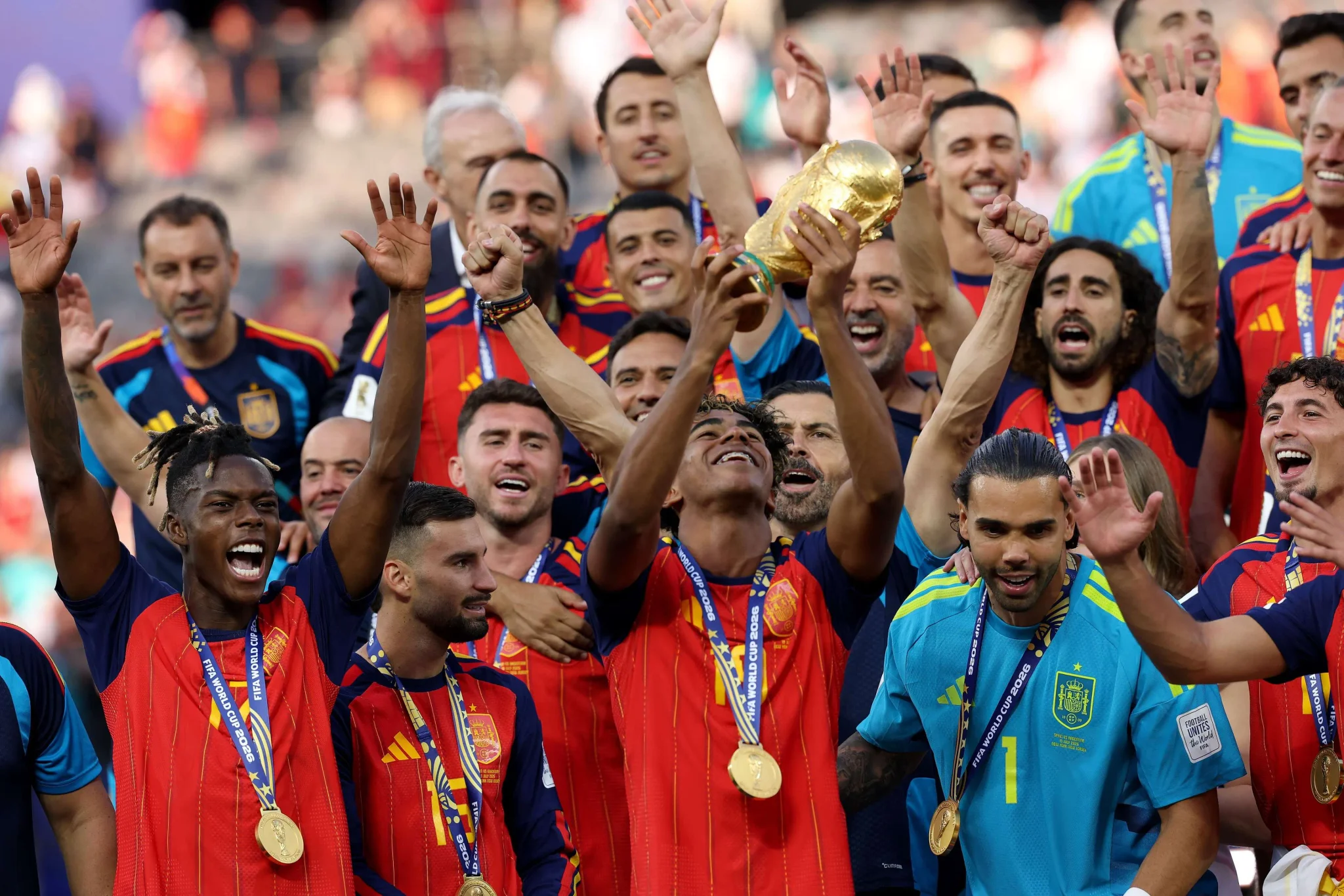 لاعبو منتخب إسبانيا يحتفلون بكأس العالم 2026 وسط فرحة كبيرة، مع إبراز لامين يمال نجم برشلونة الشاب.