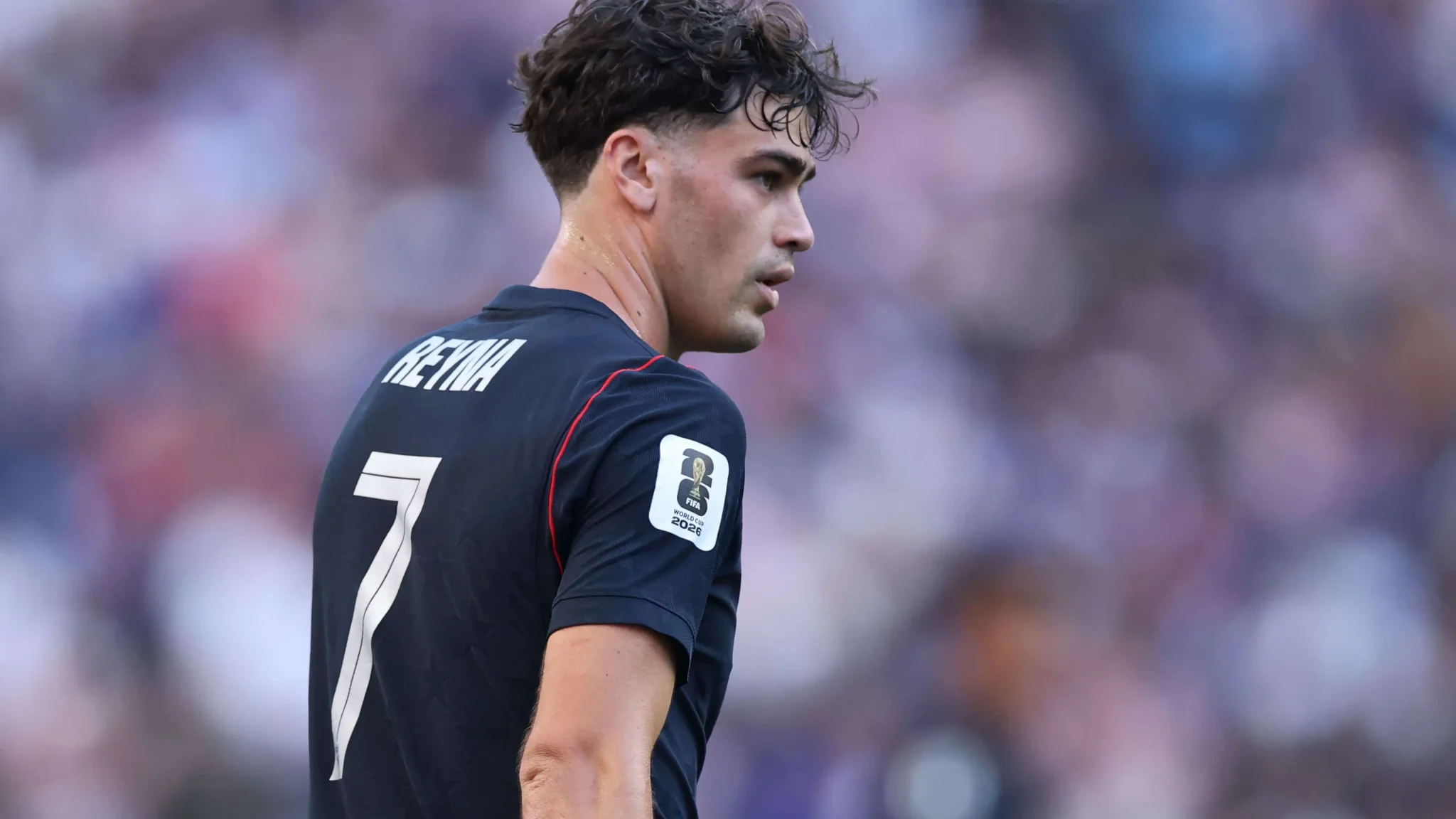 لاعب كرة القدم الأمريكي جيوفاني رينا يرتدي قميص منتخب بلاده رقم 7 خلال مباراة في كأس العالم 2026، مع احتمالية انتقاله من الدوري الألماني إلى الدوري الفرنسي.