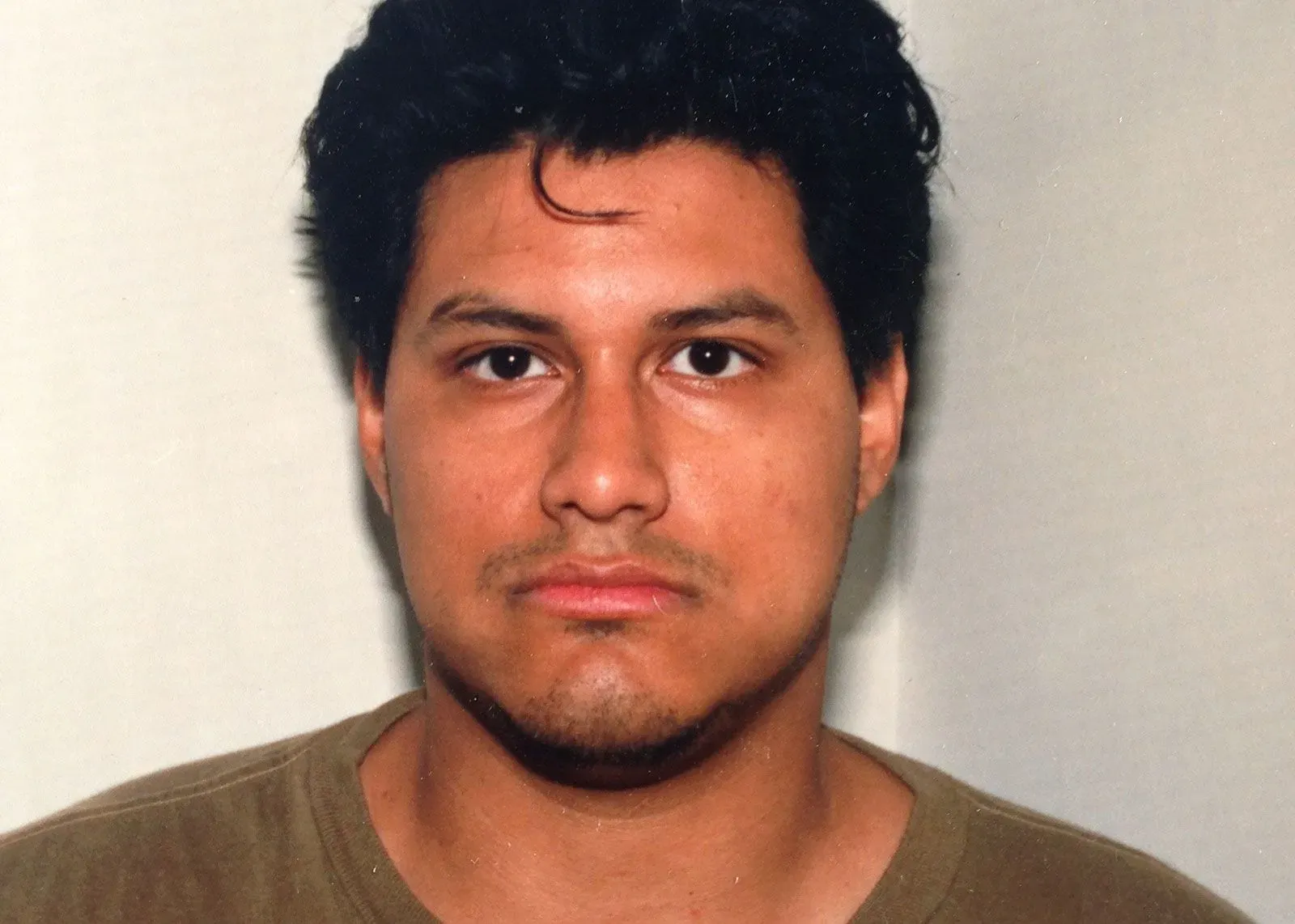 صورة لجوي لويا، سارق بنوك سابق، يظهر فيها ملامح وجهه الجادة وشعره الداكن، تعكس تعقيدات حياته وماضيه الإجرامي.