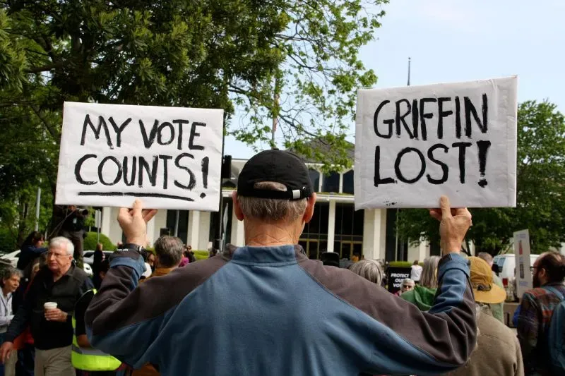 محتجون يحملون لافتات تدعو لاحتساب الأصوات، مع عبارة "صوتي مهم!" و"غريفين خسر!"، في سياق نقاش حول نزاهة الانتخابات في نورث كارولينا.