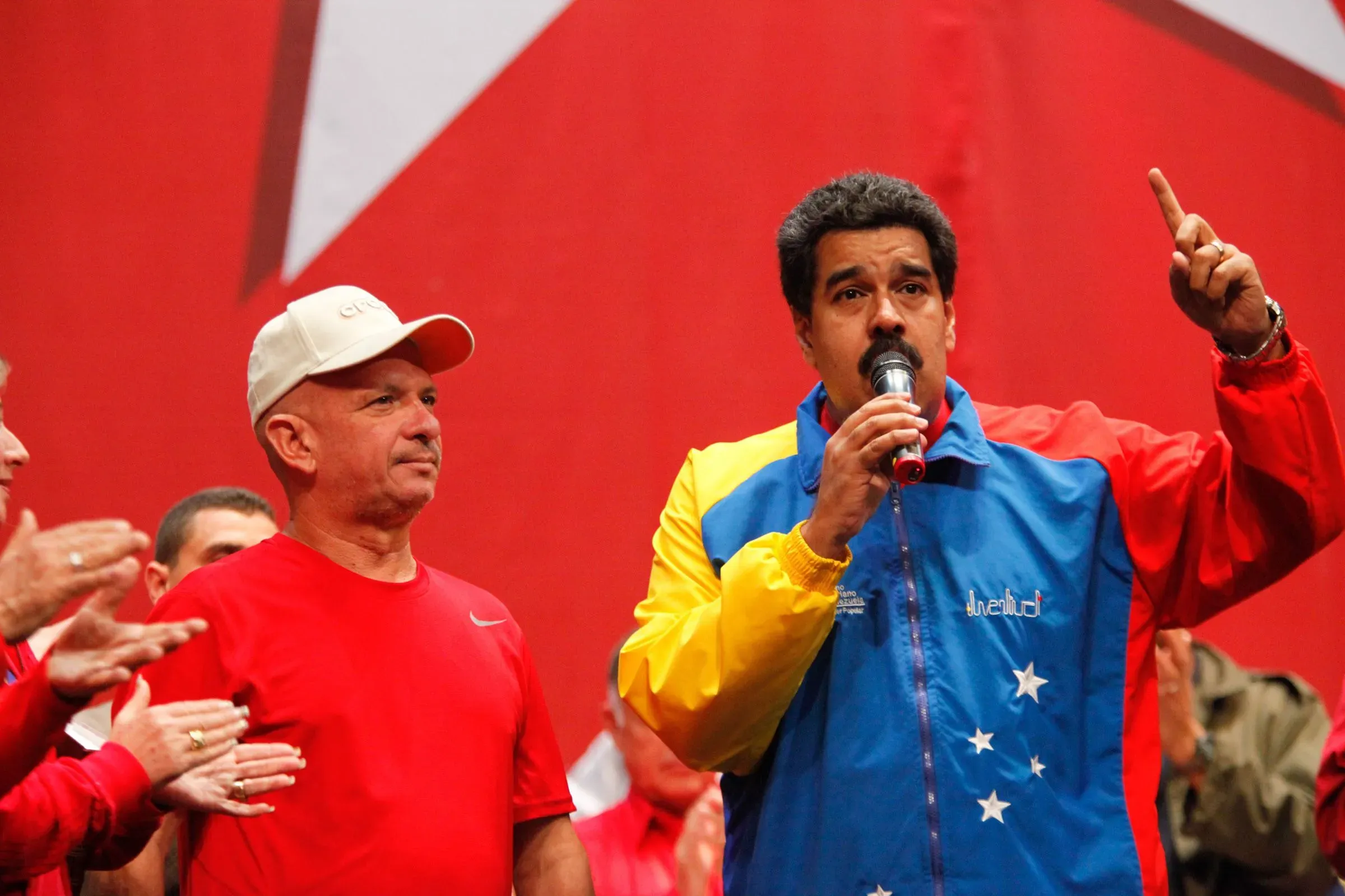 صورة تجمع الرئيس الفنزويلي المعزول نيكولاس مادورو مع الجنرال السابق هوغو كارفاخال، في حدث سياسي، حيث يتحدث مادورو إلى الحضور.