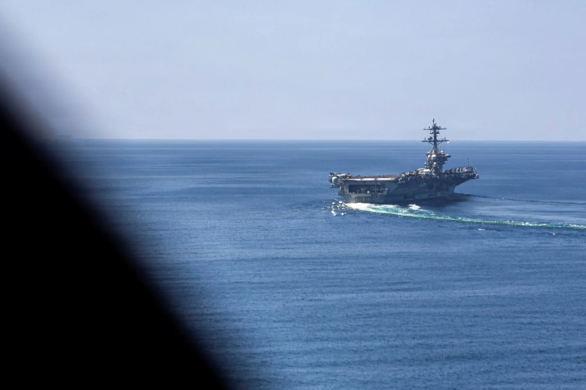حاملة الطائرات USS Abraham Lincoln تبحر في مياه الشرق الأوسط وسط تقارير عن احتجاز والد أحد البحارة في فلوريدا بسبب قضايا الهجرة.