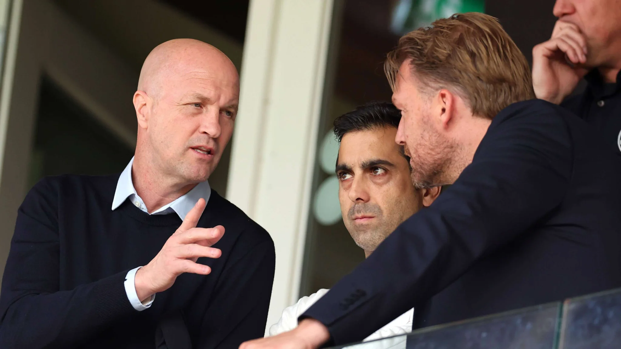 مدرب أياكس Jordi Cruijff وكبير الكشافين Joël Lara يتناقشان بخبرة حول استراتيجيات سوق الانتقالات الذكية للنادي.