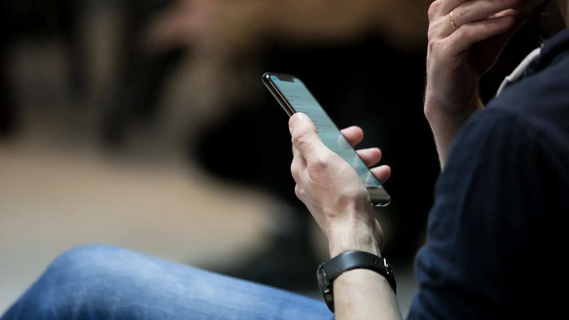 يد تلتقط هاتفًا ذكيًا، مما يعكس أهمية التكنولوجيا في الوصول إلى المعلومات الصحية الدقيقة ومكافحة المعلومات المضللة.