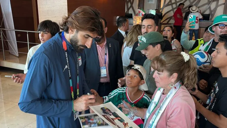 لاعب إيراني يوقع توقيعات للمشجعين في تيخوانا المكسيكية وسط حفاوة ودعم خلال كأس العالم 2026.