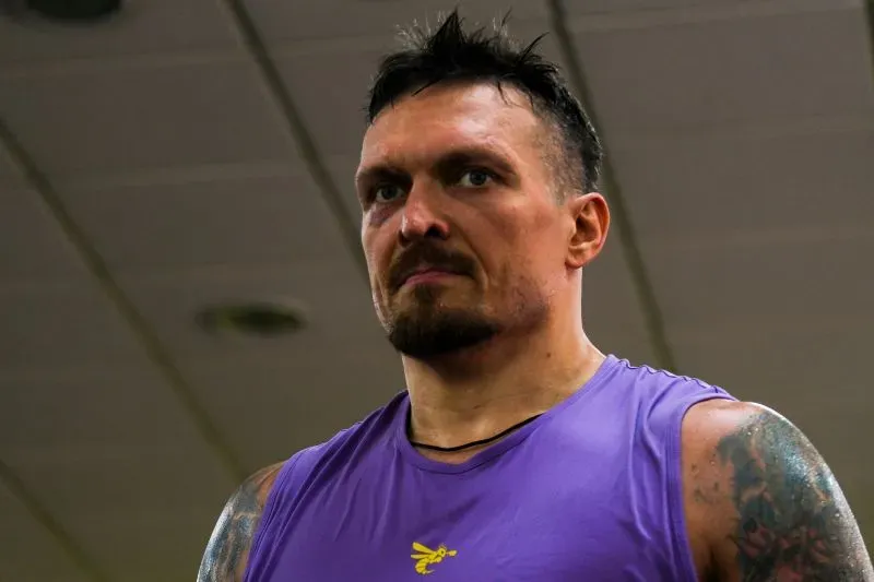 أوليكساندر أوسيك، بطل العالم في الملاكمة للوزن الثقيل، يظهر بملامح جادة أثناء تدريباته، مع التركيز على قضيته الأوكرانية.