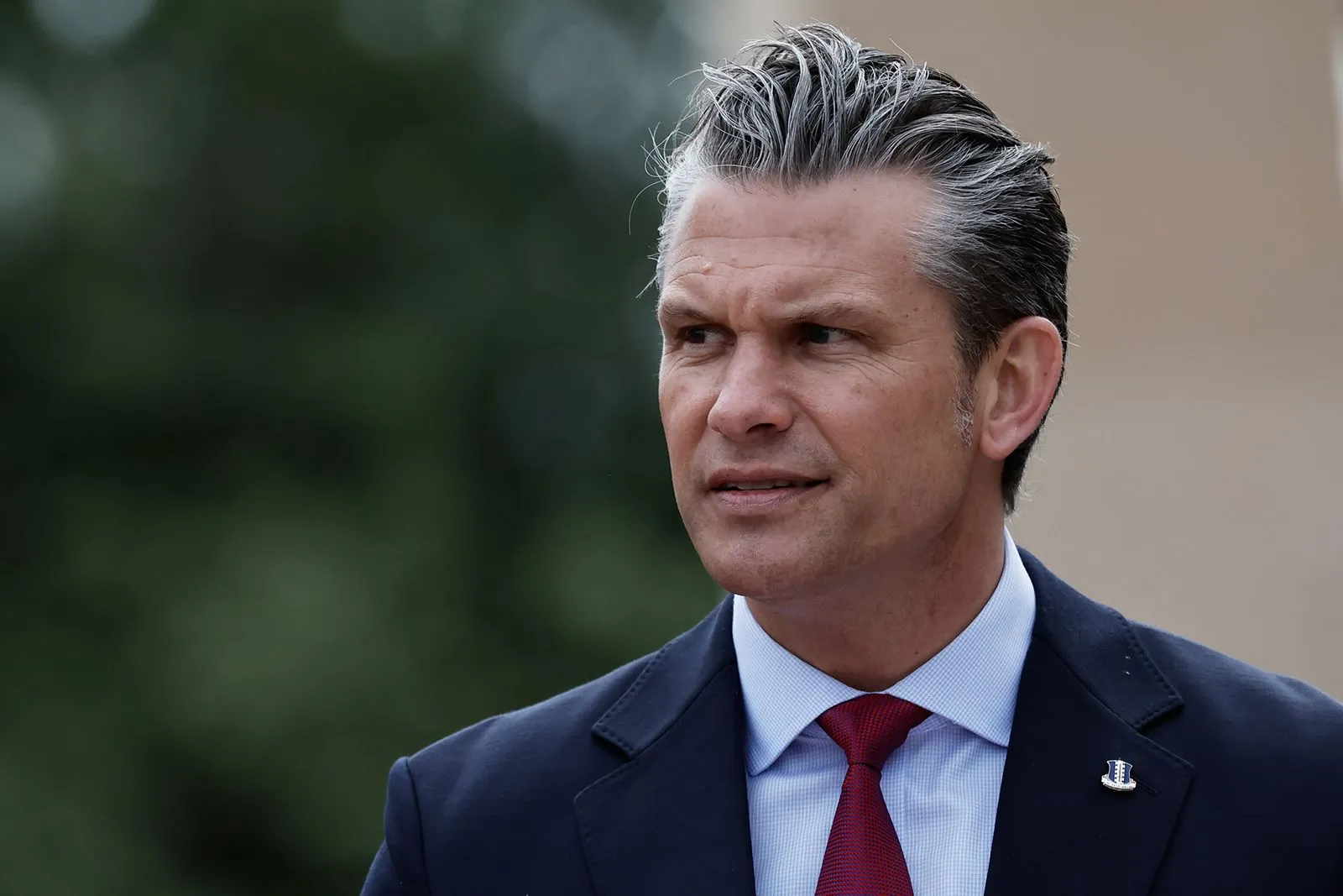 وزير الدفاع الأمريكي Pete Hegseth يتحدث في اجتماع وزراء دفاع حلف NATO في بروكسل، مع التركيز على مراجعة القوات الأمريكية في أوروبا.