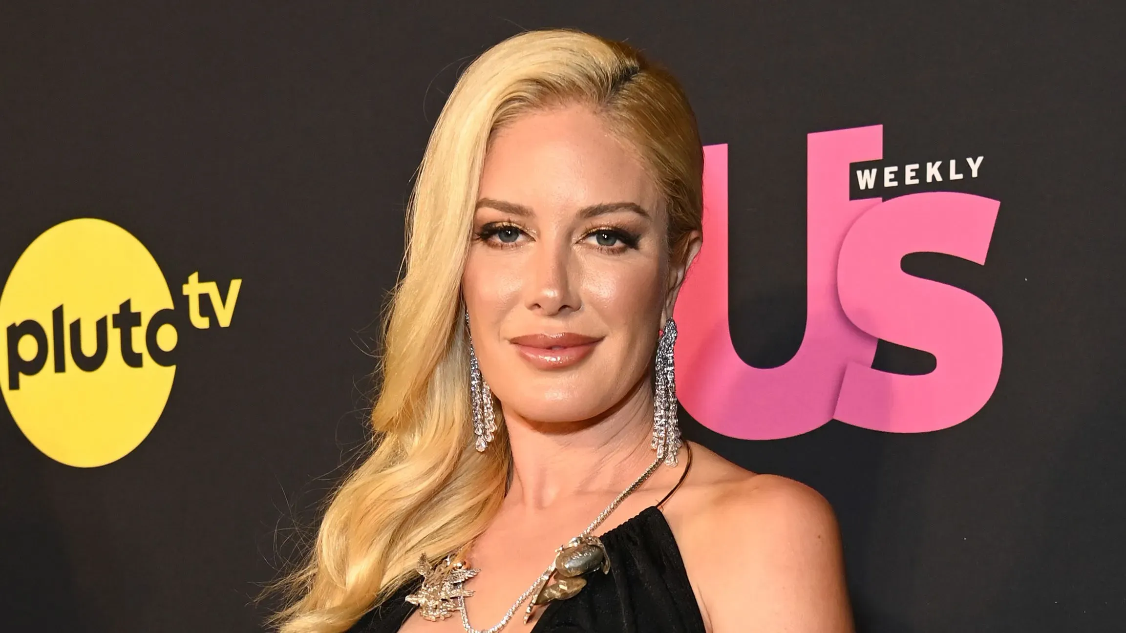 هايدي مونتاج تظهر في حدث، ترتدي ملابس أنيقة مع تسريحة شعر مميزة، تعبيرها يدل على الثقة بعد الدعم الكبير من معجبيها.