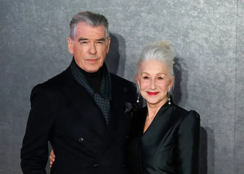 هيلين ميرين وبيرس بروسنان في حدث رسمي، حيث تعبر ميرين عن انتقاداتها لسلسلة أفلام جيمس بوند وتصورها للنساء.