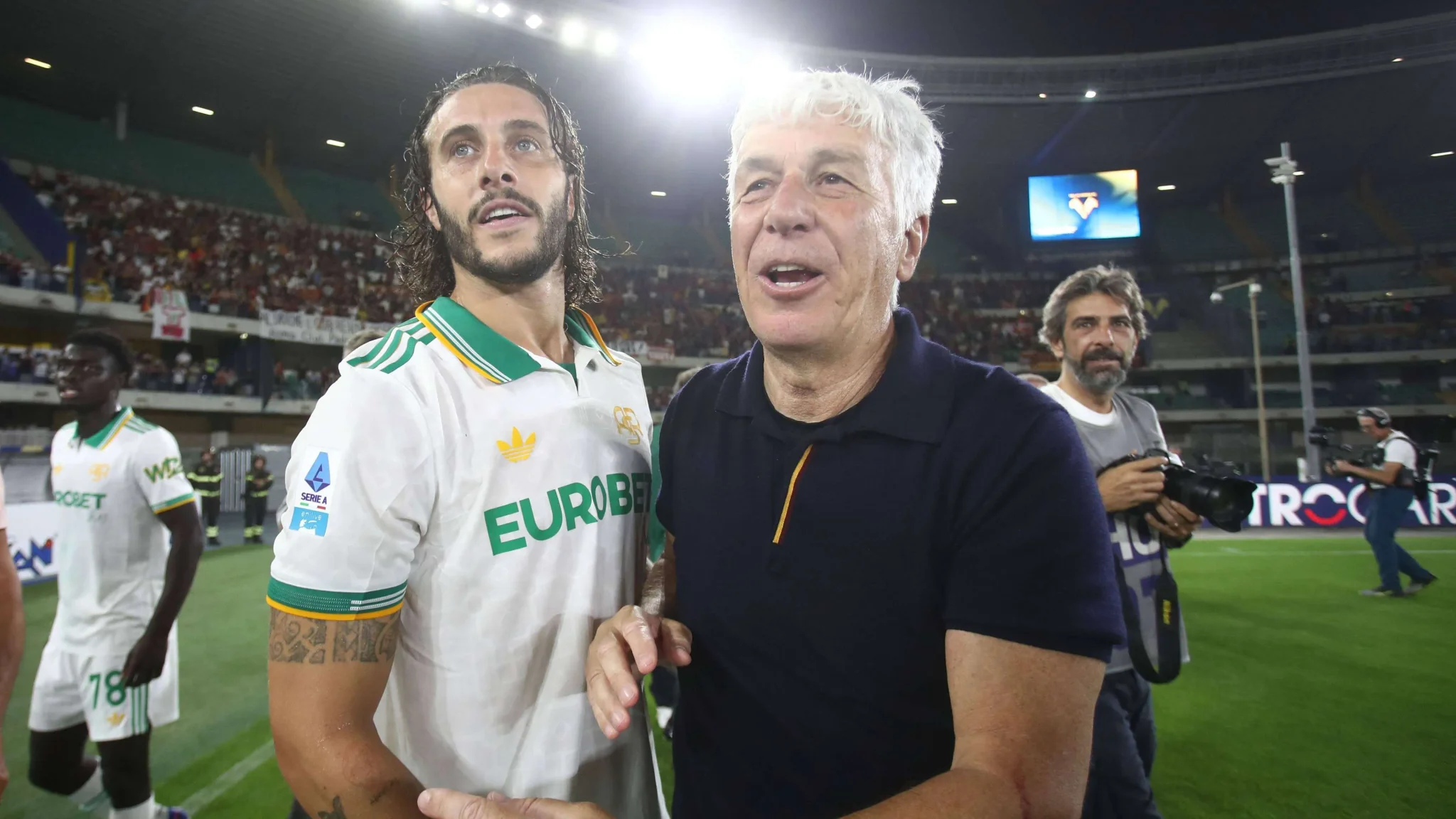 ماريو هيرموسو لاعب روما يتحدث بحماس مع مدربه جيوفاني غاسبريني استعداداً لعودة الفريق لدوري أبطال أوروبا بعد غياب سبع سنوات.