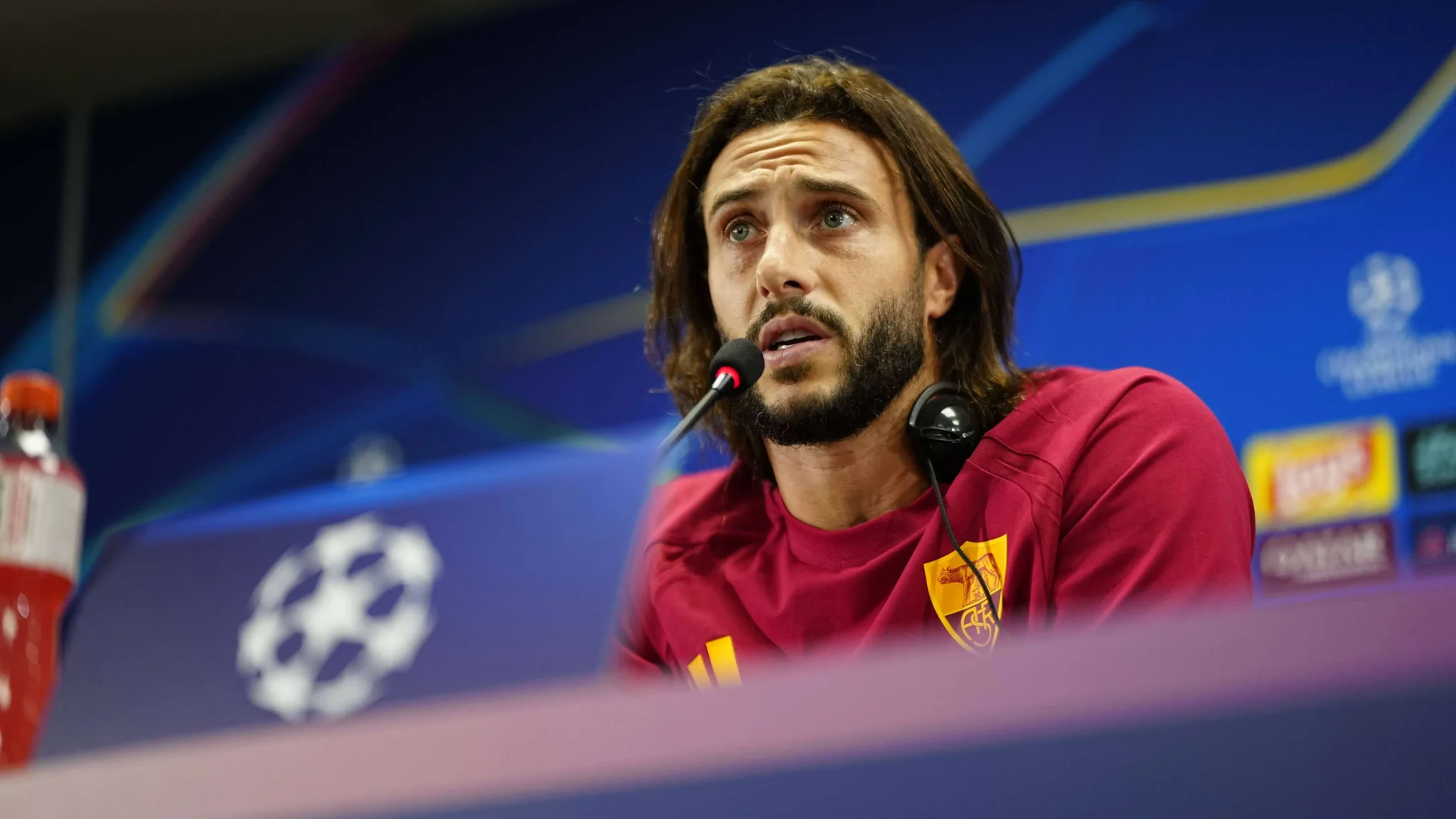 ماريو هيرموسو مدافع روما يتحدث في مؤتمر صحفي قبل مواجهة فينيربخشة في دوري أبطال أوروبا بإسطنبول.