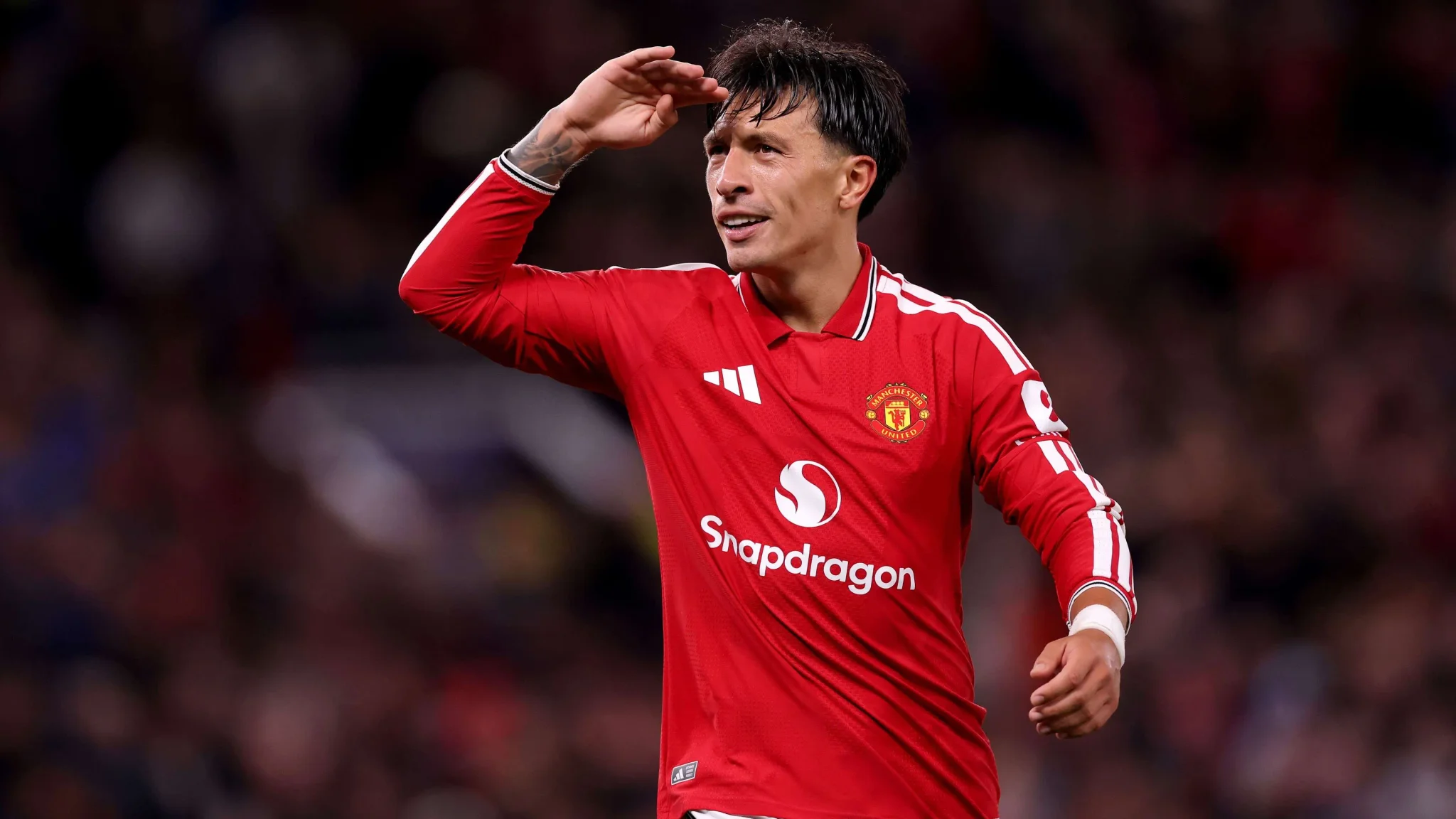 لاعب مانشستر يونايتد Leny Yoro يحيي الجماهير بعد أداء دفاعي مميز في فوز الفريق بدوري أبطال أوروبا.