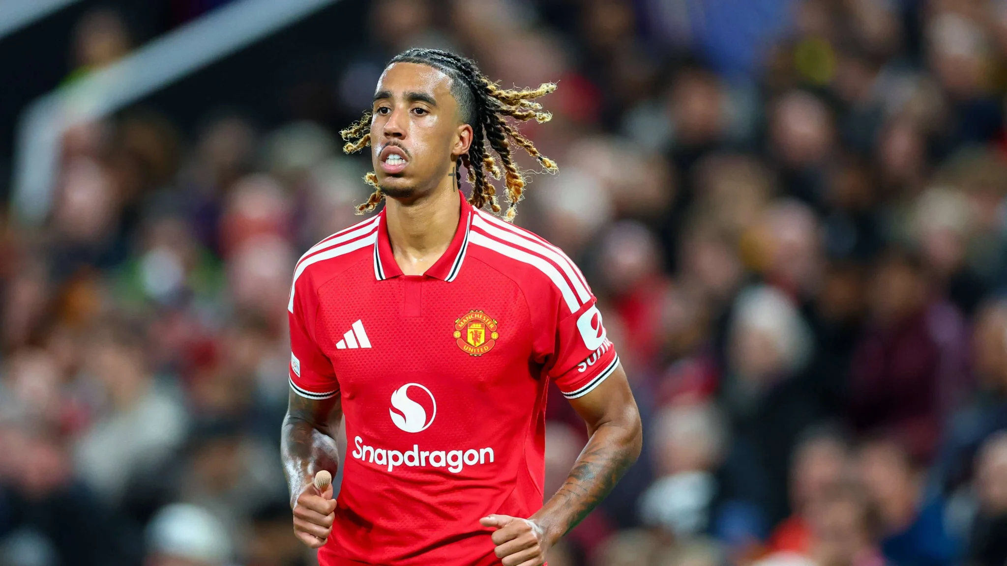 لاعب الدفاع الشاب ليني يورو بقميص مانشستر يونايتد يظهر في مباراة دوري أبطال أوروبا بعد أداء دفاعي مميز حافظ على شباك نظيفة.