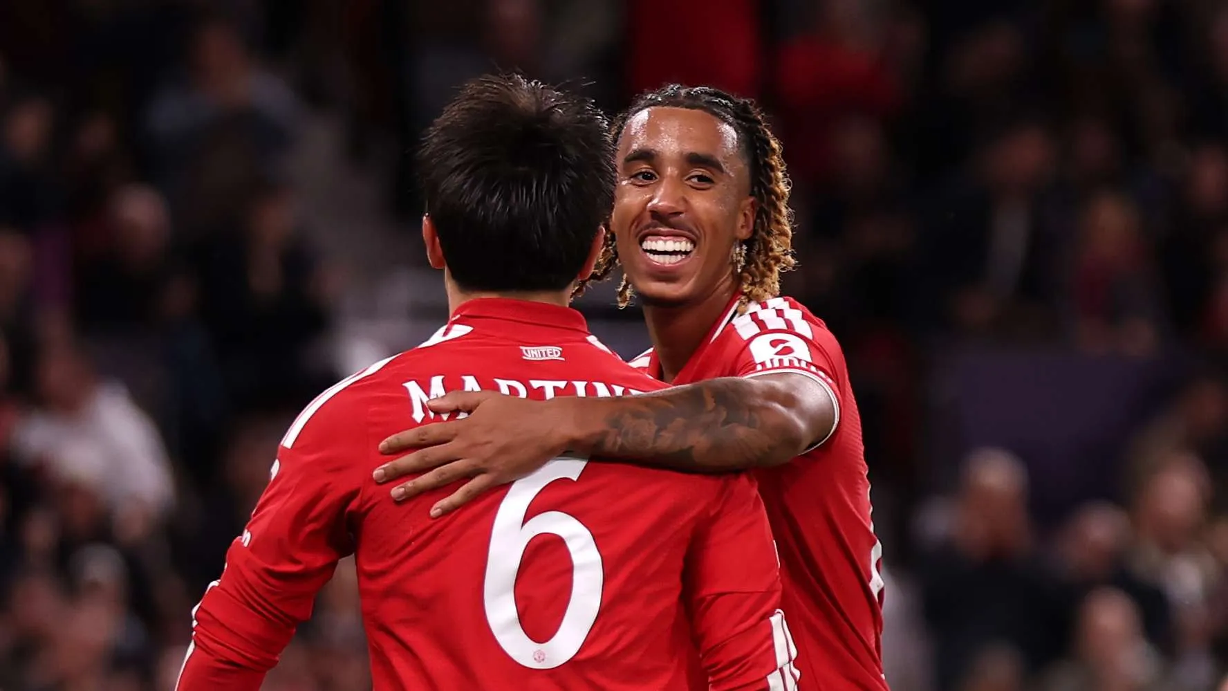 لاعبا مانشستر يونايتد ليني يورو وليساندرو مارتينيز يحتفلان بعد أداء دفاعي قوي في دوري أبطال أوروبا، مع حفاظ الفريق على شباك نظيفة.