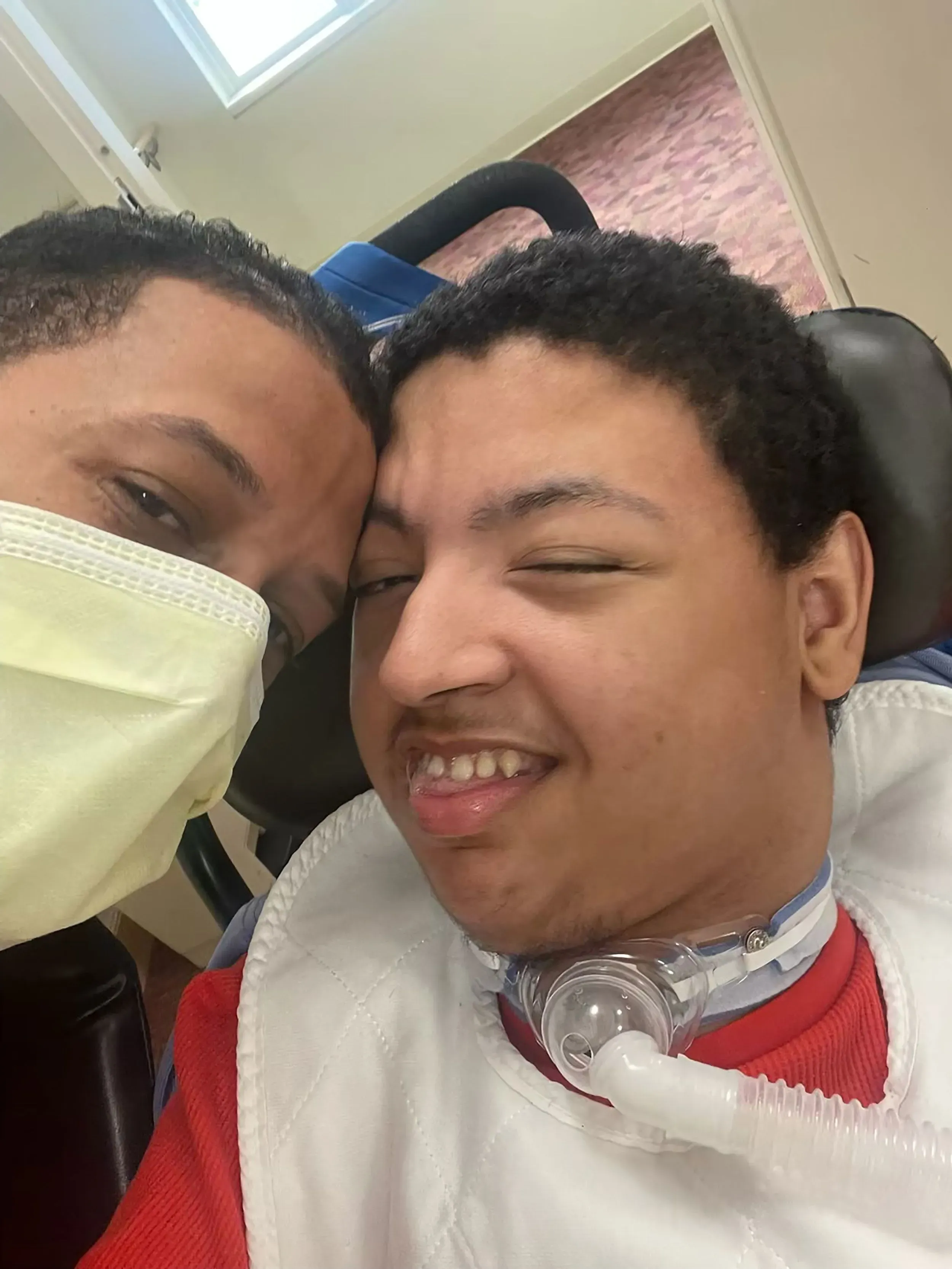 غوميز مع ابنه نوح، الذي يحتاج إلى رعاية مستمرة، في لحظة عاطفية تظهر العلاقة القوية بينهما بعد فترة من الانفصال.