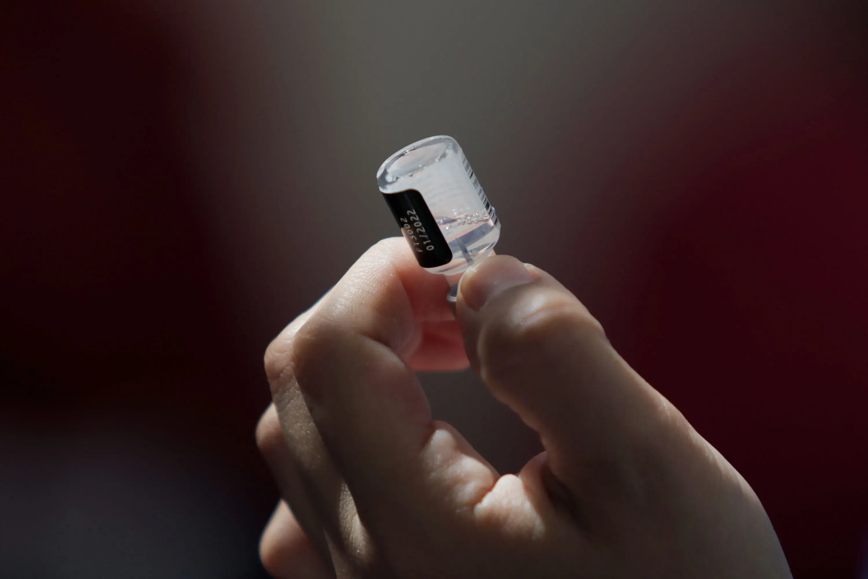 زجاجة لقاح مملوءة بجرعة من لقاح الحمض النووي الريبي المرسال (mRNA)، تُظهر التحول في استراتيجية وزارة الصحة الأمريكية تجاه اللقاحات.