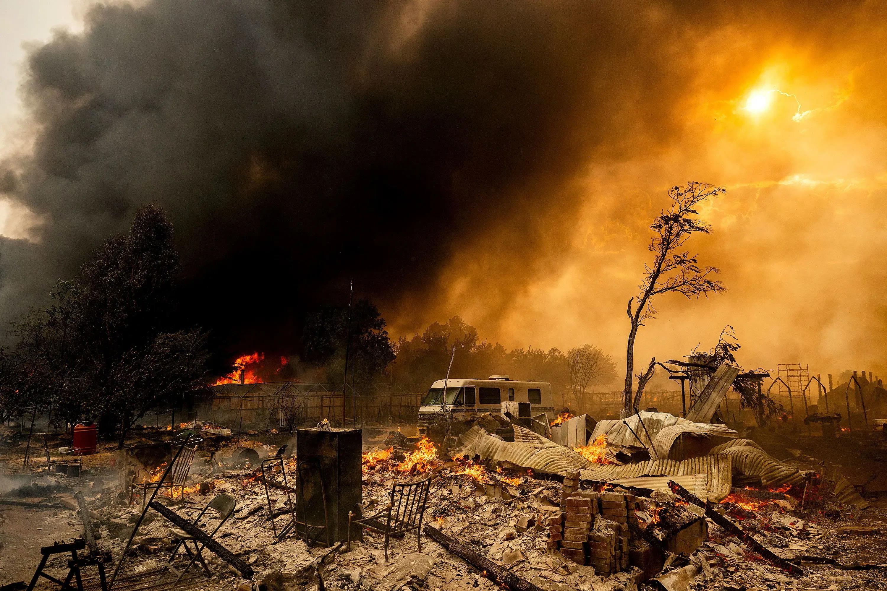 حريق هائل يلتهم بلدة تشاينا كامب التاريخية في كاليفورنيا، مع تصاعد الدخان والنيران، مما أدى إلى تدمير المباني والمنازل.