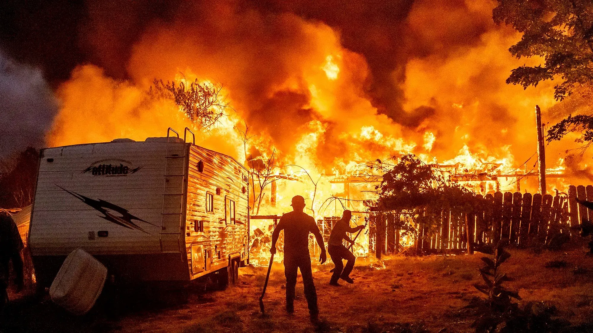 رجال الإطفاء يحاولون إخماد حريق هائل في بلدة تشاينا كامب بكاليفورنيا، حيث تشتعل النيران في المباني والمنازل.
