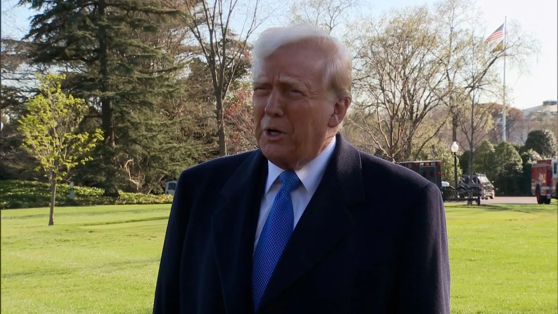 تصريح لدونالد ترامب في حديقة البيت الأبيض، حيث يتحدث عن زعيم السلفادور ناييب بوكيلي وعلاقته بالإدارة الأمريكية.