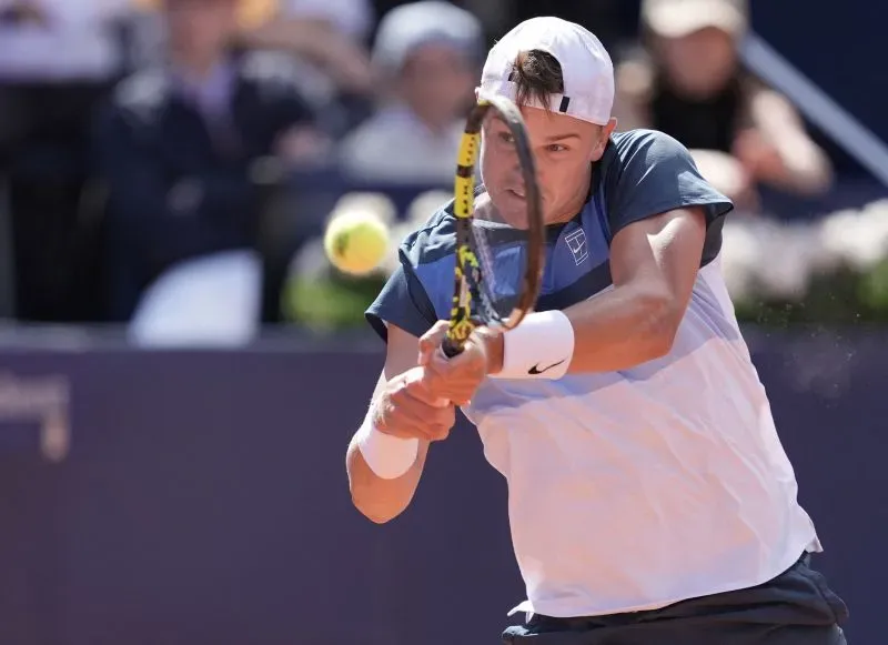 هولجر رون أثناء تسديد كرة في مباراة نهائي بطولة برشلونة المفتوحة للتنس، حيث حقق فوزًا مهمًا على كارلوس ألكاراز.