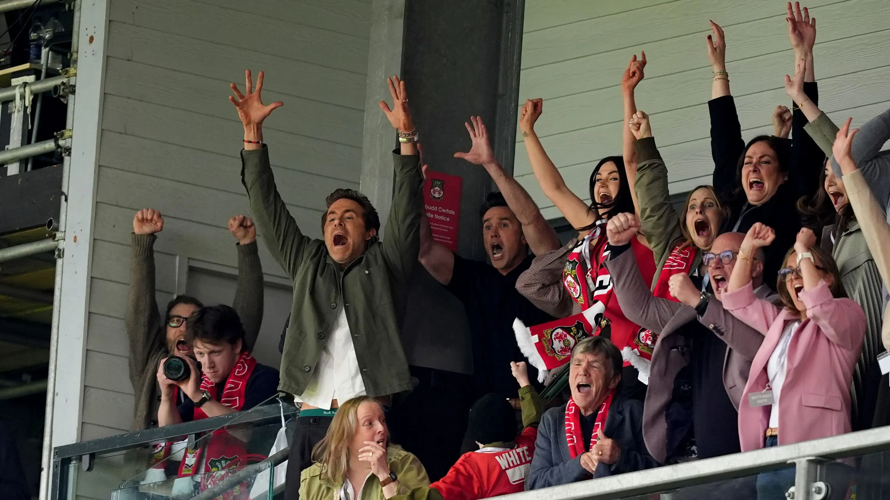 احتفالات جماهير نادي ريكسهام بعد تحقيق الفريق الصعود إلى التشامبيونشيب، مع وجود مالكي النادي ريان رينولدز وروب ماكليني.