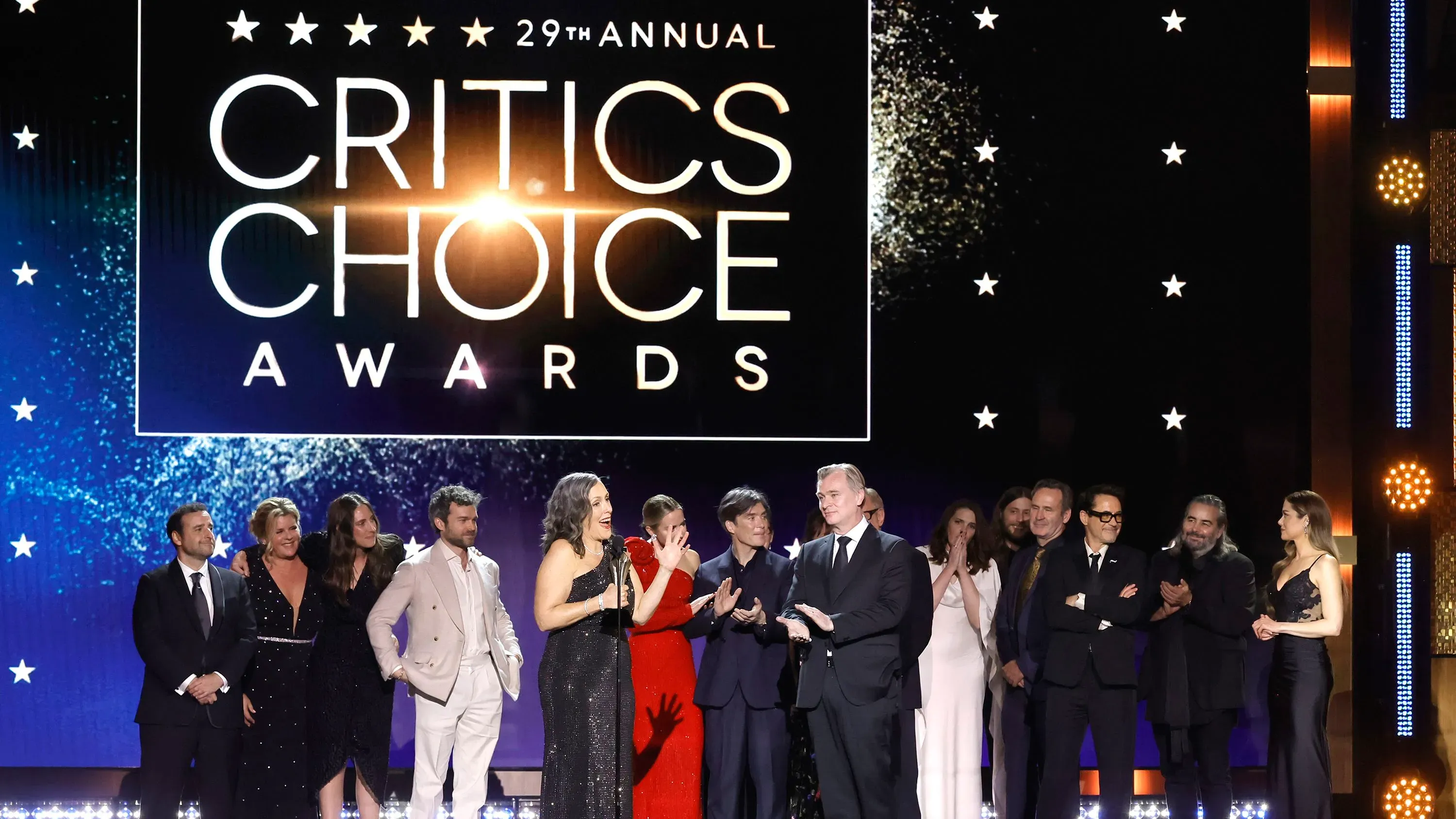 حفل توزيع جوائز اختيار النقاد التاسع والعشرون، حيث يتواجد عدد من المشاهير على المسرح، وسط أضواء ساطعة وشاشة عرض خلفية.