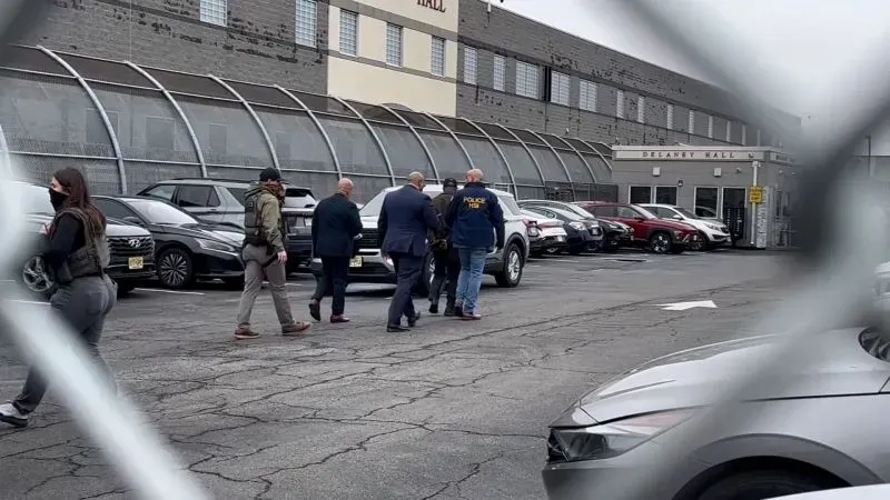 مشرعون يتجهون نحو منشأة احتجاز في نيوارك، نيوجيرسي، وسط توترات مع ضباط وزارة الأمن الداخلي خلال زيارة رقابية.