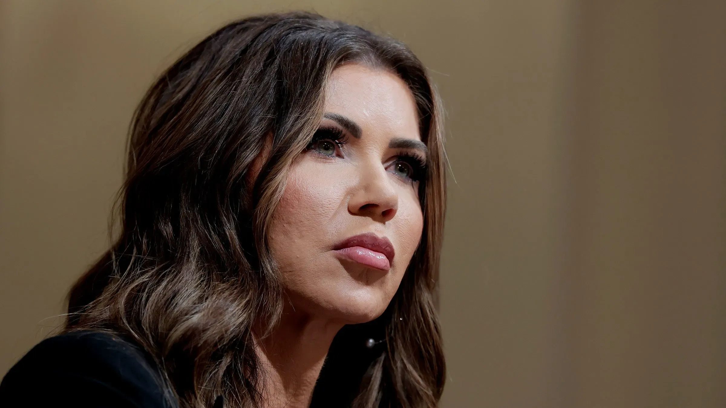 وزيرة الأمن الداخلي كريستي نويم خلال جلسة استماع، حيث تعرضت لرد فعل تحسسي ونُقلت إلى المستشفى.