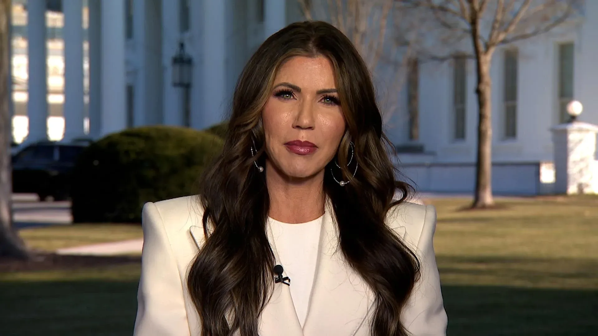 وزيرة الأمن الداخلي الأمريكية كريستي نويم تتحدث أمام البيت الأبيض، حيث تعرضت لسرقة حقيبتها أثناء العشاء في واشنطن.