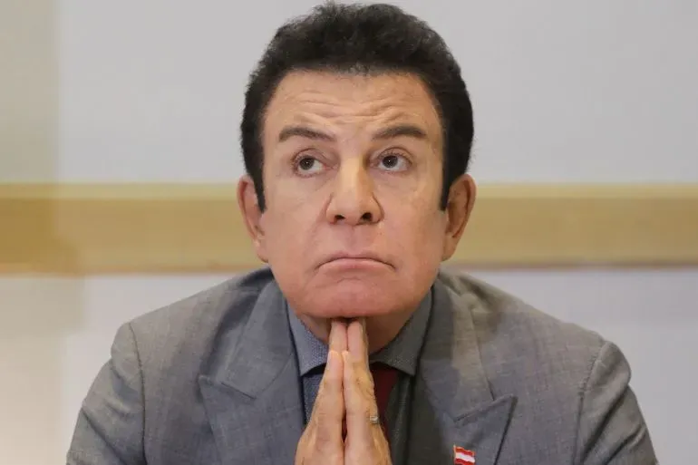 سلفادور نصر الله، المرشح الوسطي في انتخابات هندوراس، يعبر عن قلقه من تدخل ترامب والمخالفات الانتخابية، في سياق منافسة شديدة.