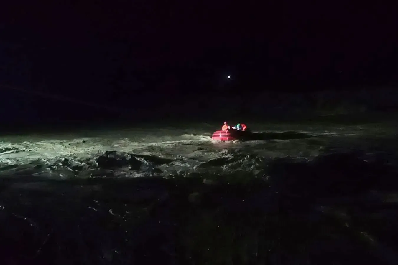 مركب إنقاذ يحمل أشخاصًا في مياه مضطربة خلال إعصار راغاسا، الذي تسبب في فيضانات وانهيارات أرضية في الفلبين.