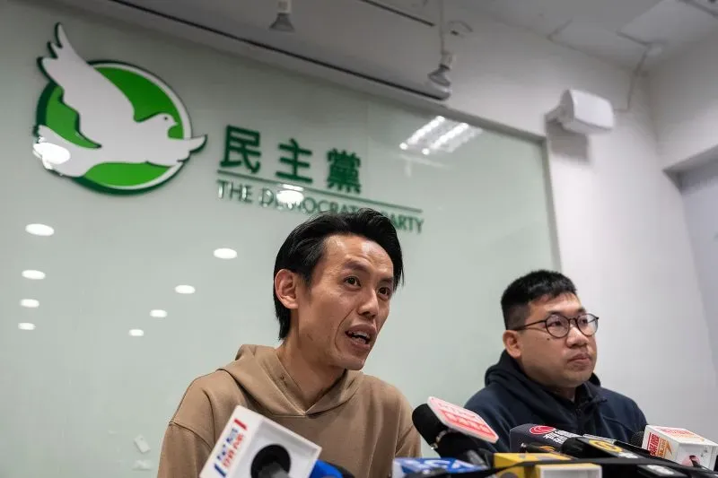 اجتماع لقيادة الحزب الديمقراطي في هونغ كونغ، حيث يتحدث أحد الأعضاء عن عملية حل الحزب تحت ضغط الحكومة الصينية.