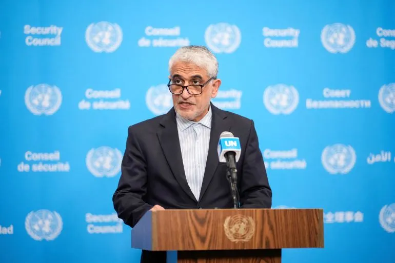 مسؤول إيراني يتحدث في مؤتمر صحفي بمقر الأمم المتحدة، يعبر عن موقف طهران تجاه مضيق هرمز وسط توترات مع واشنطن.